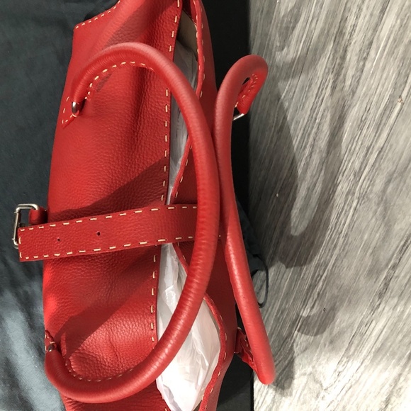 💥SOLD💥🌺Authentic Fendi Baguette Handbag in Red Leather🌺 - Picture 12 of 17